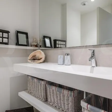 Seaside Escape With Views, Pool And Parking Rems *