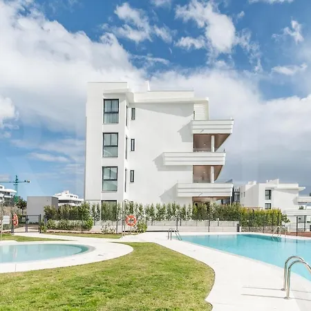 Seaside Escape With Views, Pool And Parking Rems *