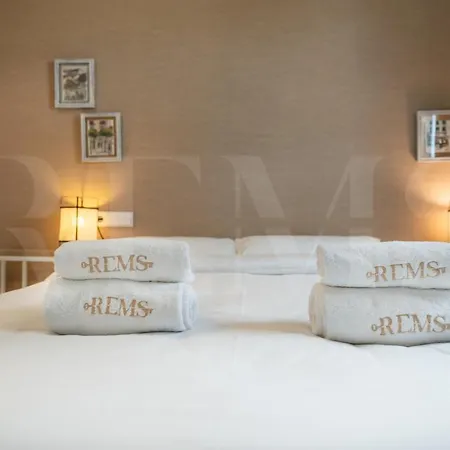 Seaside Escape With Views, Pool And Parking Rems