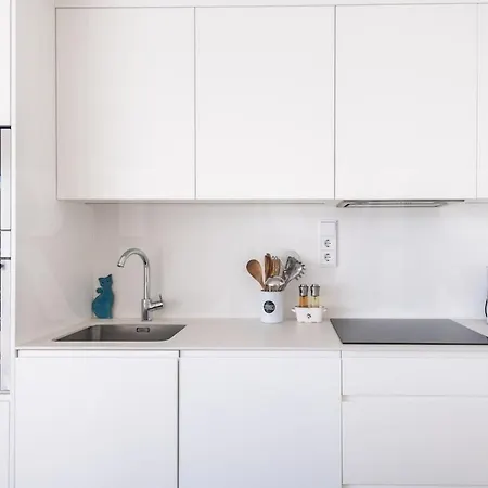 Seaside Escape With Views, Pool And Parking Rems *