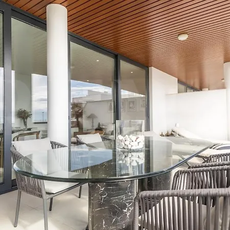 Seaside Escape With Views, Pool And Parking Rems Апартаменты *