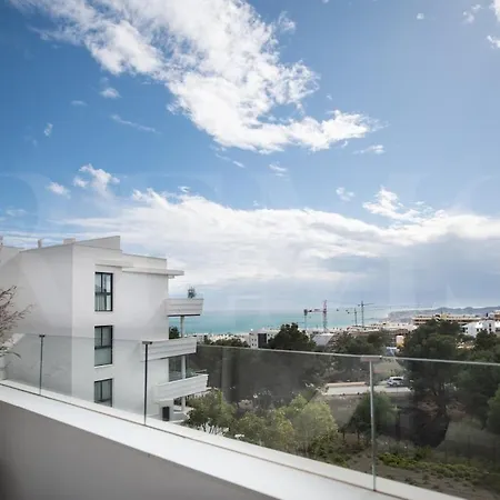 Seaside Escape With Views, Pool And Parking Rems