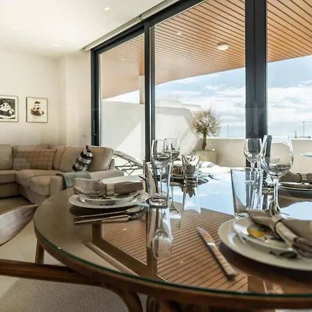 Seaside Escape With Views, Pool And Parking Rems