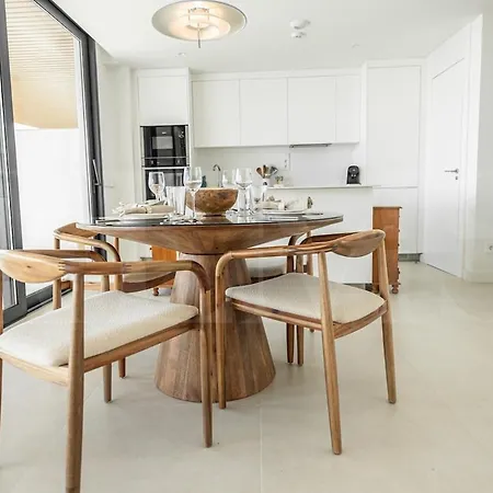 Seaside Escape With Views, Pool And Parking Rems Апартаменты *