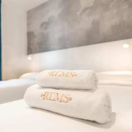 Appartement Seaside Escape With Views, Pool And Parking Rems