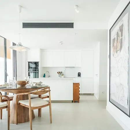 Seaside Escape With Views, Pool And Parking Rems Appartement