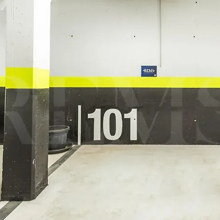 Seaside Escape With Views, Pool And Parking Rems Appartement