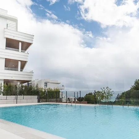 Seaside Escape With Views, Pool And Parking Rems *