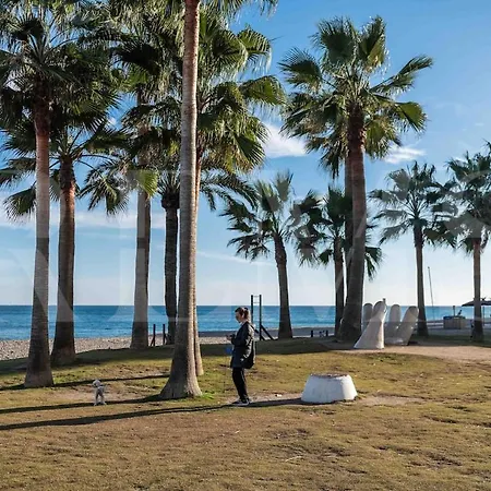 Seaside Escape With Views, Pool And Parking Rems Appartement *