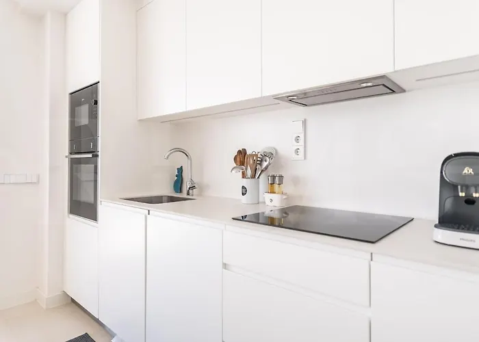 Apartment Seaside Escape With Views, Pool And Parking Rems Fuengirola