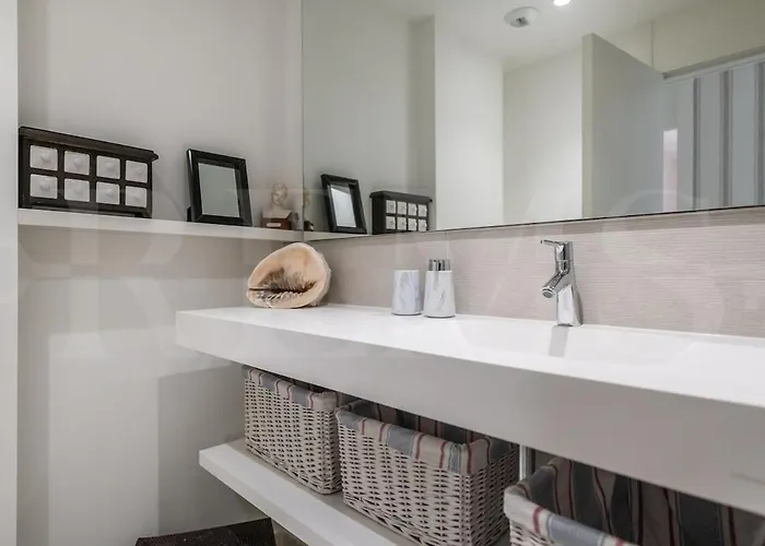 Seaside Escape With Views, Pool And Parking Rems *