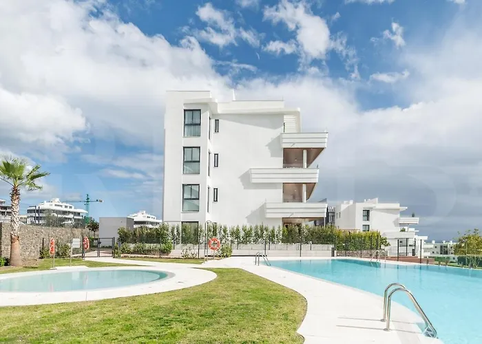 Seaside Escape With Views, Pool And Parking Rems *