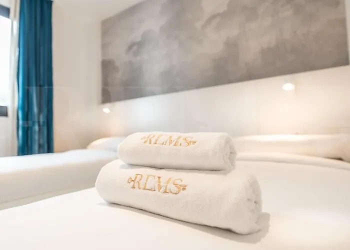 Apartment Seaside Escape With Views, Pool And Parking Rems