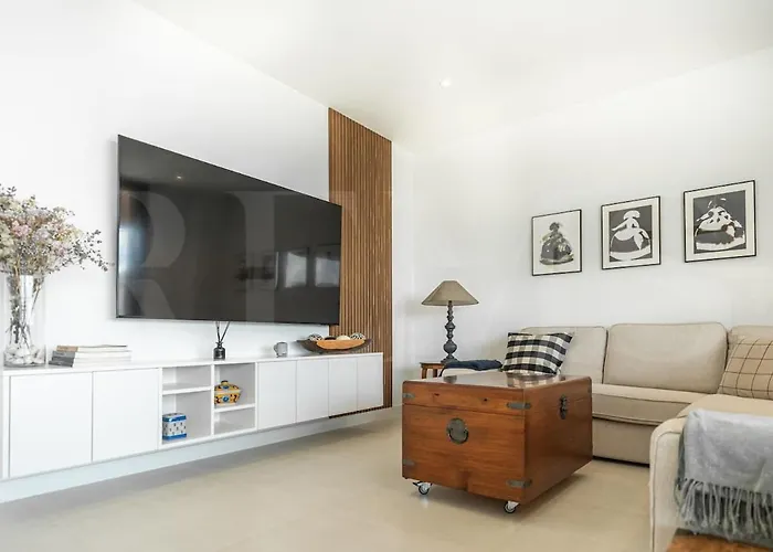 Seaside Escape With Views, Pool And Parking Rems Apartment *