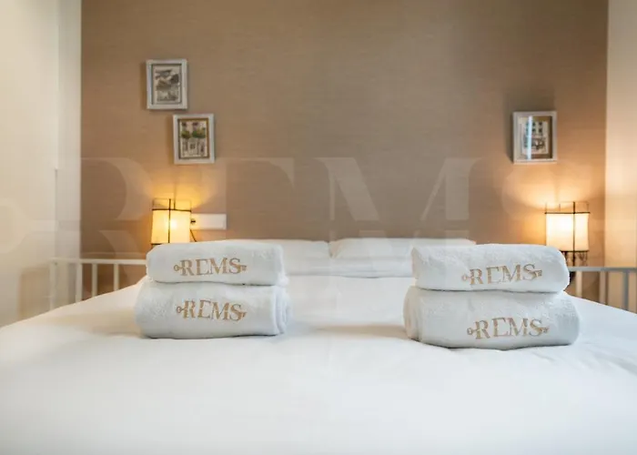 Seaside Escape With Views, Pool And Parking Rems