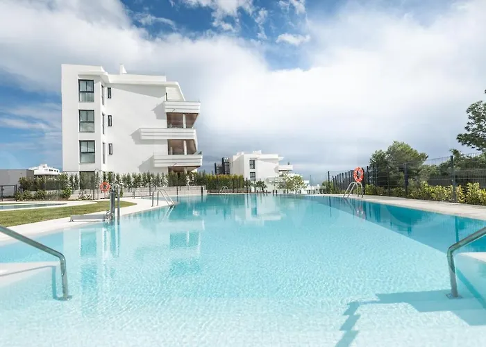 Seaside Escape With Views, Pool And Parking Rems Appartement