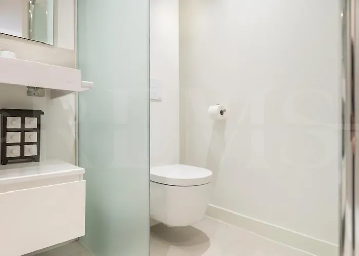 Seaside Escape With Views, Pool And Parking Rems Apartment *