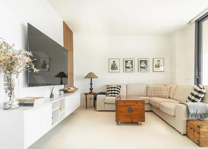 Apartment Seaside Escape With Views, Pool And Parking Rems Fuengirola