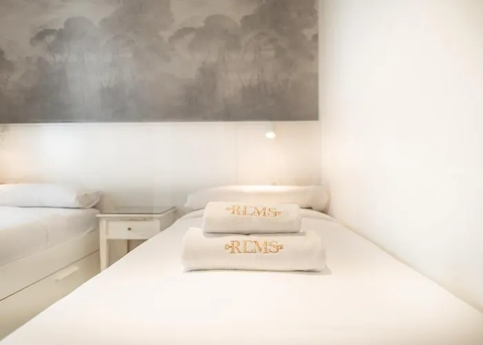 Seaside Escape With Views, Pool And Parking Rems *