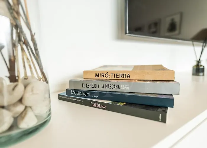 Seaside Escape With Views, Pool And Parking Rems