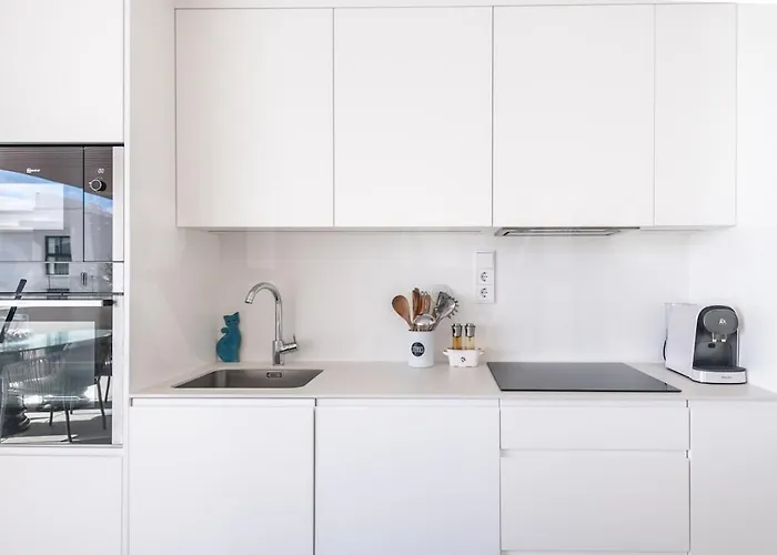 Seaside Escape With Views, Pool And Parking Rems *