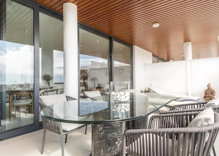 Seaside Escape With Views, Pool And Parking Rems Appartement *