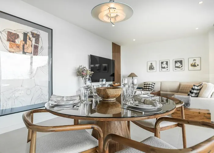 Apartment Seaside Escape With Views, Pool And Parking Rems *