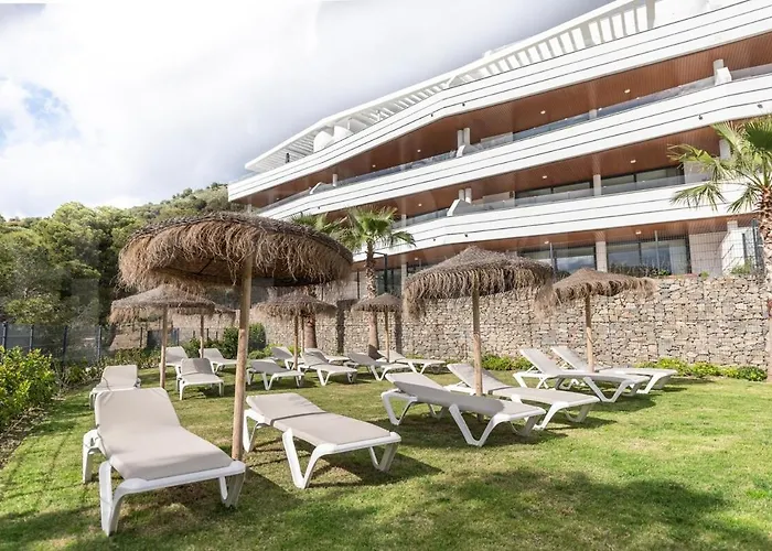 Seaside Escape With Views, Pool And Parking Rems *