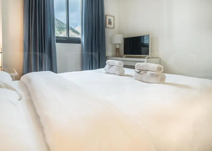 Seaside Escape With Views, Pool And Parking Rems Fuengirola