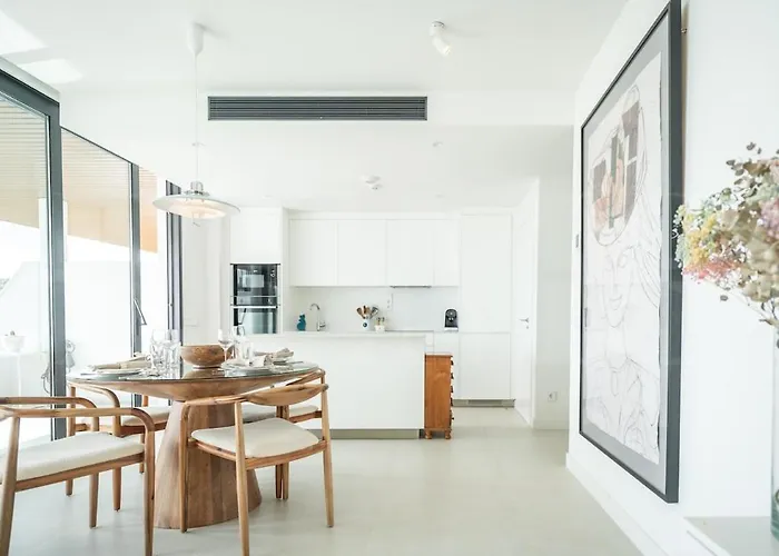 Seaside Escape With Views, Pool And Parking Rems Apartment