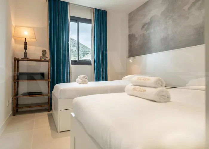 Apartment Seaside Escape With Views, Pool And Parking Rems