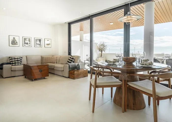 Seaside Escape With Views, Pool And Parking Rems Appartement *