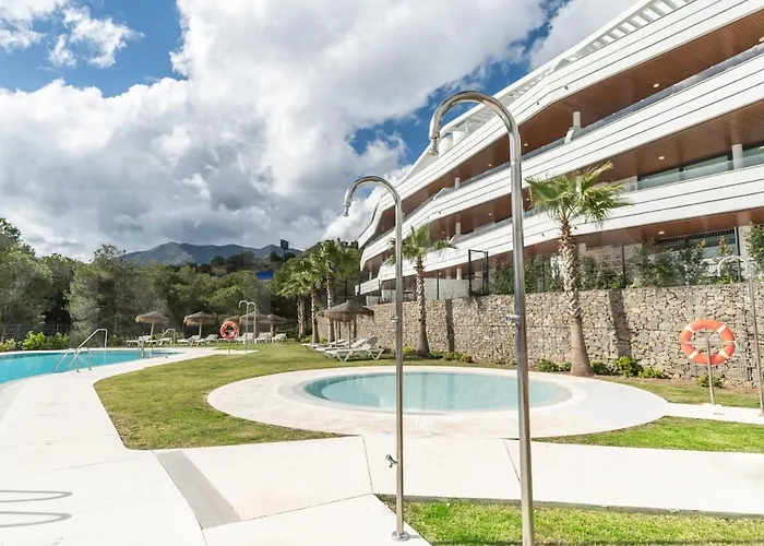 Apartment Seaside Escape With Views, Pool And Parking Rems *