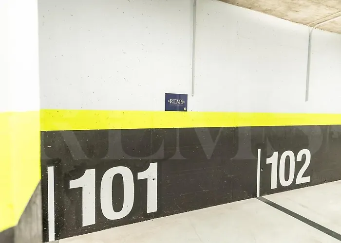 Apartment Seaside Escape With Views, Pool And Parking Rems