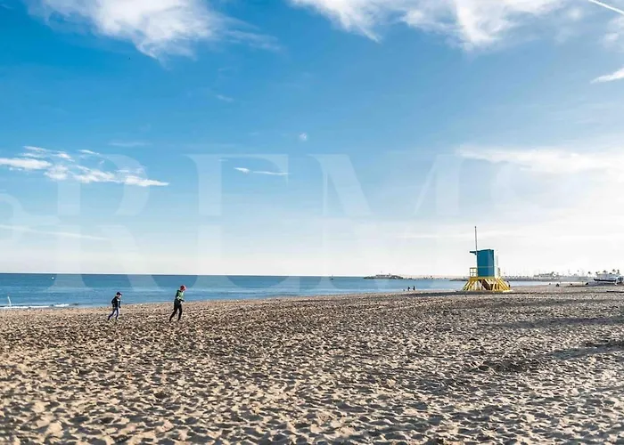 Seaside Escape With Views, Pool And Parking Rems Appartement *