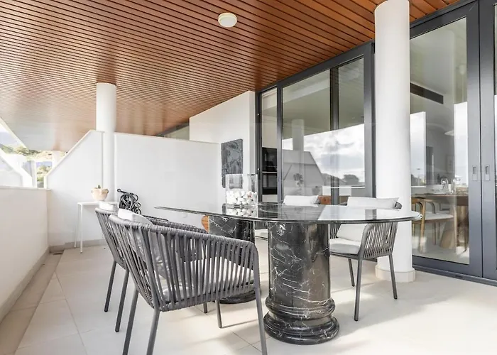 Apartment Seaside Escape With Views, Pool And Parking Rems *