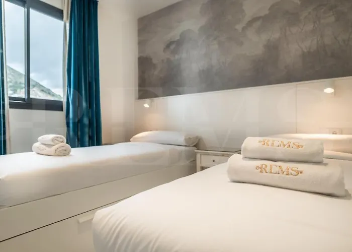 Seaside Escape With Views, Pool And Parking Rems * Fuengirola