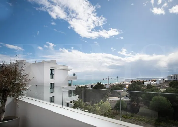 Seaside Escape With Views, Pool And Parking Rems