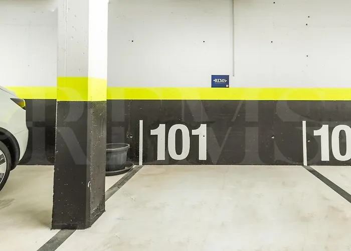 Seaside Escape With Views, Pool And Parking Rems Appartement