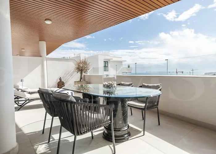 Apartment Seaside Escape With Views, Pool And Parking Rems *