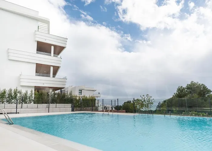 Seaside Escape With Views, Pool And Parking Rems *