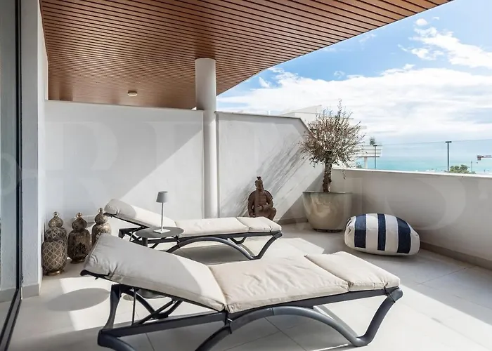Apartment Seaside Escape With Views, Pool And Parking Rems