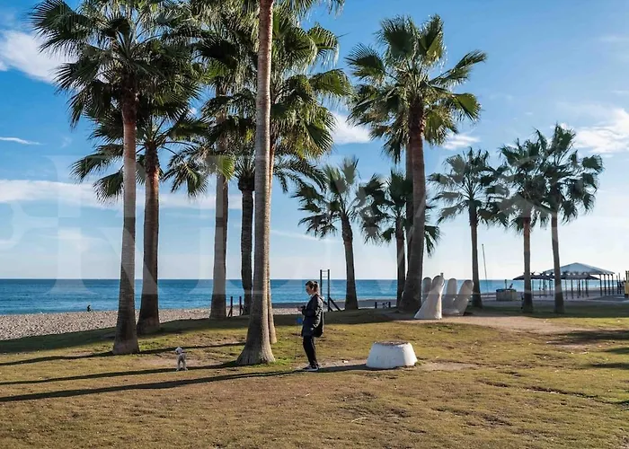 Seaside Escape With Views, Pool And Parking Rems Apartment *