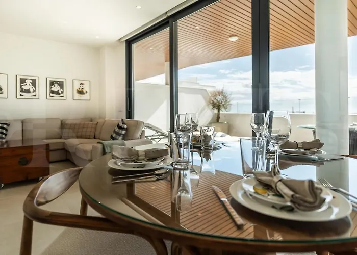 Seaside Escape With Views, Pool And Parking Rems