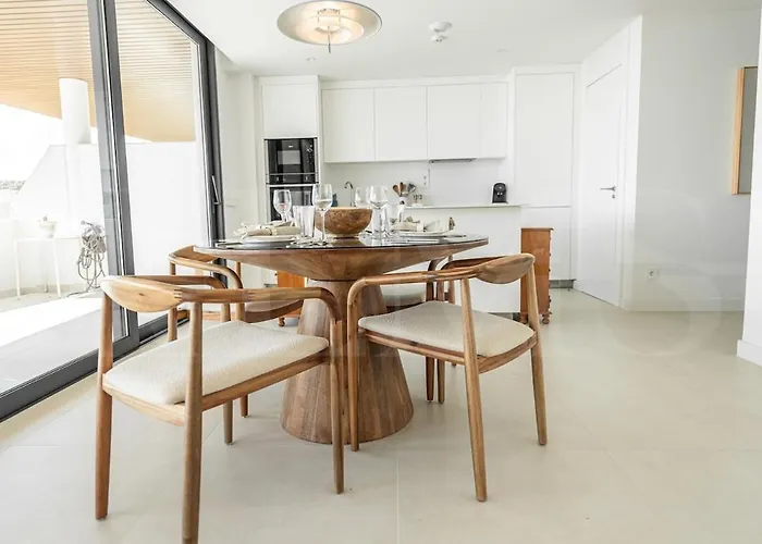 Seaside Escape With Views, Pool And Parking Rems Appartement *