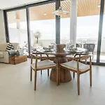 Apartamento Seaside Escape With Views, Pool And Parking Rems *