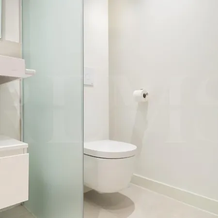Seaside Escape With Views, Pool And Parking Rems Appartement *