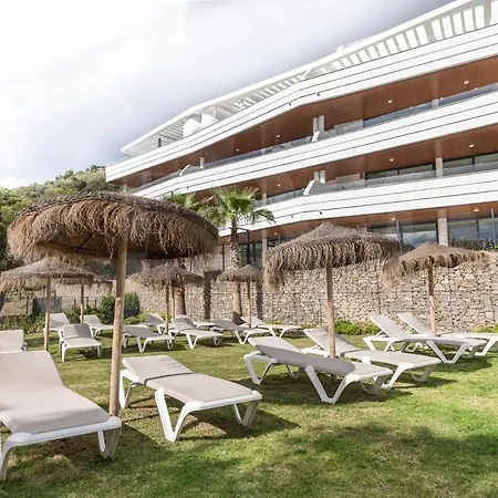 Seaside Escape With Views, Pool And Parking Rems *