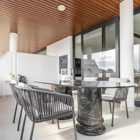 Apartment Seaside Escape With Views, Pool And Parking Rems *
