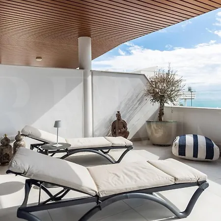 Apartment Seaside Escape With Views, Pool And Parking Rems